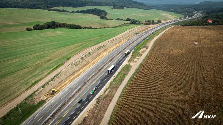 Már a töltéseken dolgoznak az M1-es sztráda bővítésén - FOTÓK