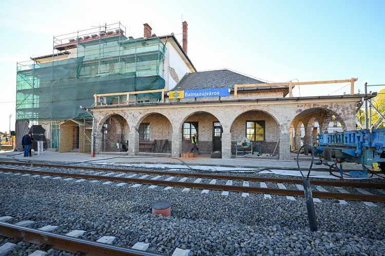 Március végéig felújítják a balmazújvárosi vasútállomást