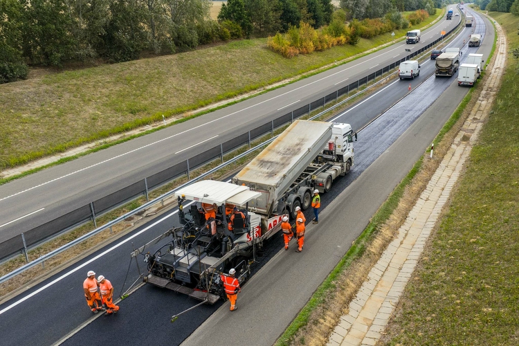 Környezetkímélő aszfaltozás az M60-ason