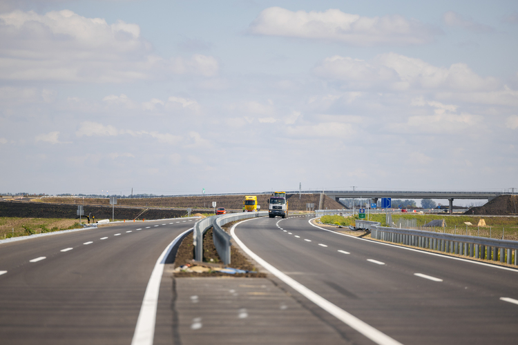 Már az utolsó simításokat végzik az M4-es új szakaszán - fotók