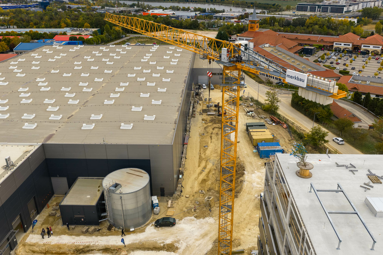 Elérte legmagasabb szerkezeti pontját a biatorbágyi raktárbővítés