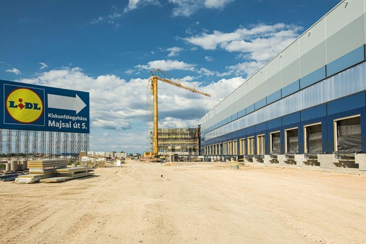 Félidőhöz érkezett a népszerű diszkontáruházlánc logisztikai központjának építése