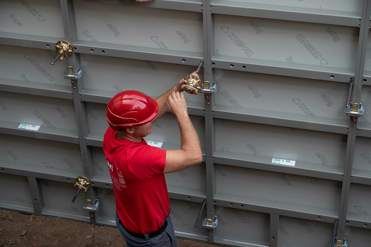 Műanyag zsaluhéjjal a zöldebb építkezésekért – a MEVA innovációja új szintre emeli a fenntarthatóságot