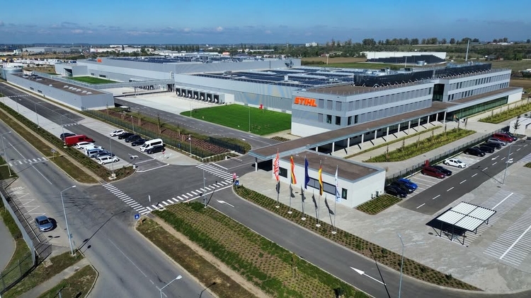 Tizenháromezer izgalmas képkocka mutatja be a 47 ezer négyzetméteres gyár megépítését