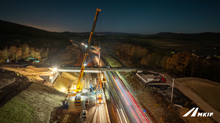 A vártnál egy éjszakai műszakkal hamarabb elkészül az M1-es 44-es kilométernél épülő hídjának beemelése