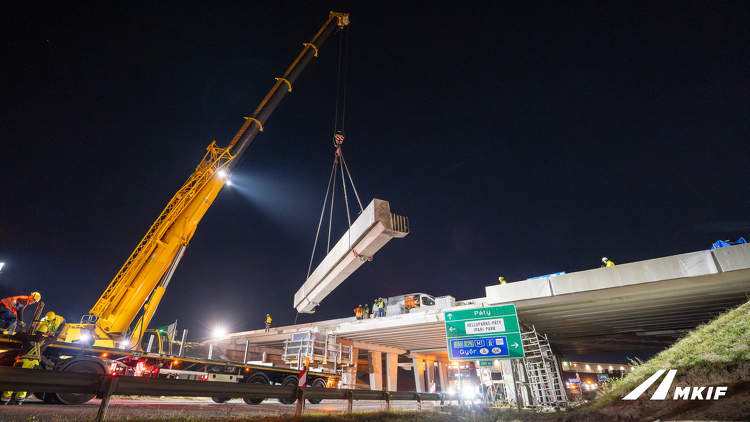 Három darabban emelték ki a 90 tonnás hídgerendát az M1-esen – fotók