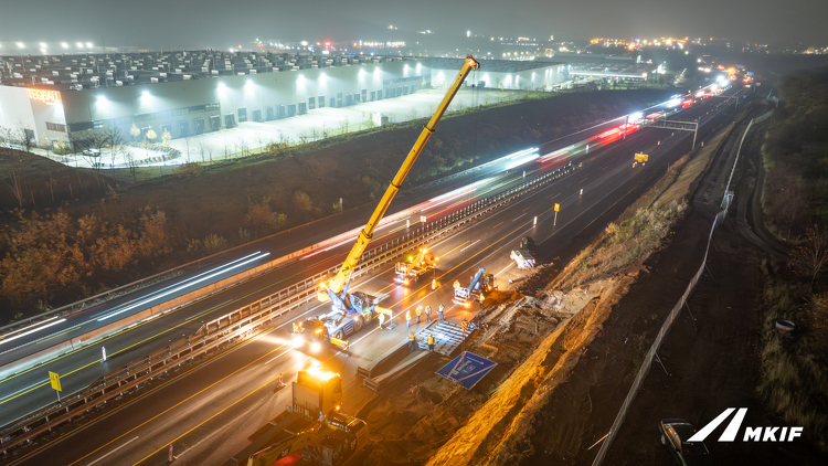 Hét portált bontottak el az M1-M0-nál egy éjszaka alatt - FOTÓK
