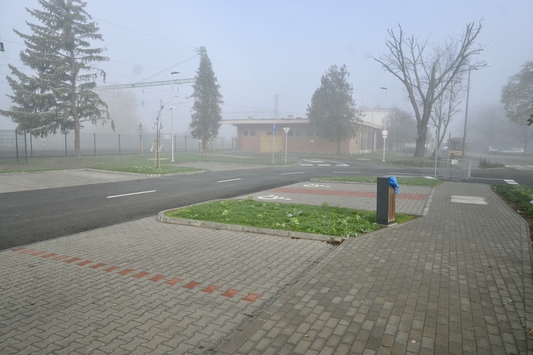 Pest vármegyei városban kapott új parkolót a vasútállomás