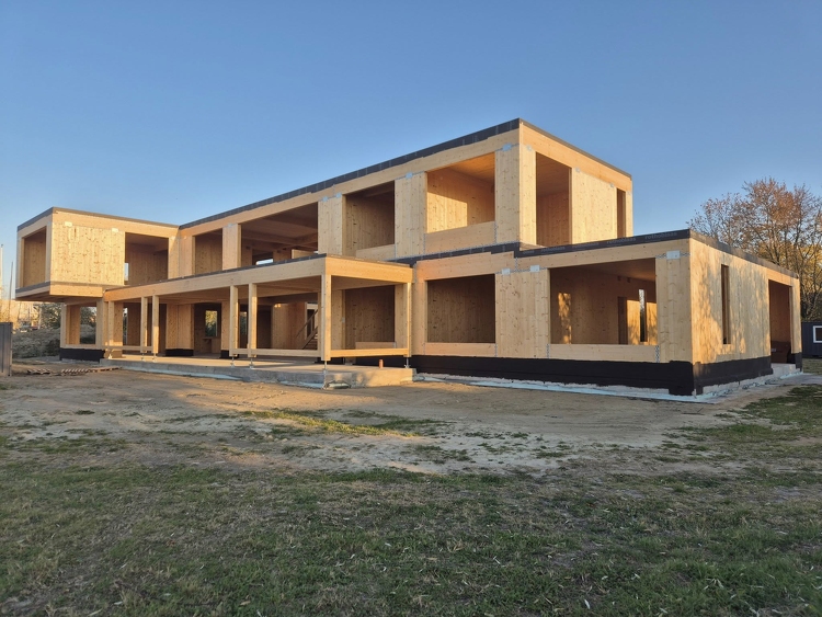 Négy hét alatt készült el egy 700 négyzetméteres ház teljes szerkezete 