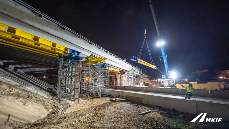 Éjszaka, erős szélben építettek nehézállványt híd alá az M1-esnél - GALÉRIA