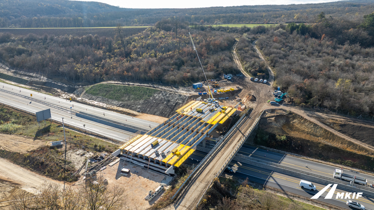Hídépítés autópálya felett – látványos galéria érkezett az M1-es bővítésének munkálatairól