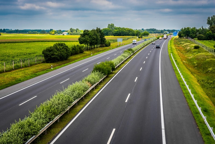 Autópálya-alagúton és új gyorsforgalmi kapcsolatokon dolgozhat a Duna Aszfalt Szlovákiában