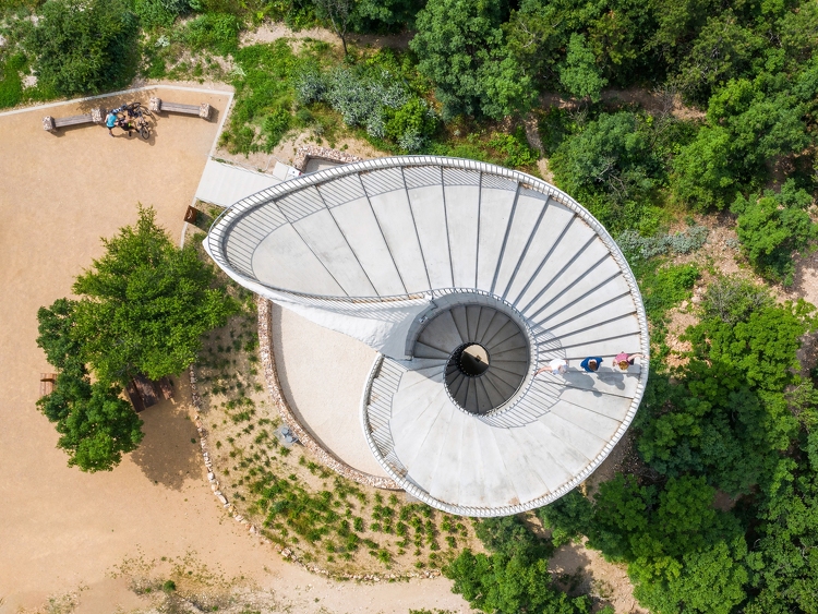 Műanyag zsaluhéjjal a zöldebb építkezésekért – a MEVA innovációja új szintre emeli a fenntarthatóságot