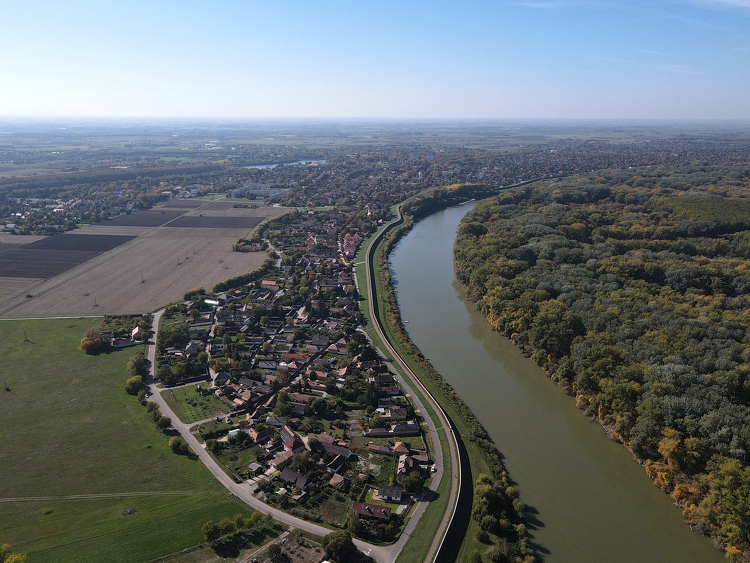 Jelentős útfelújítások indulnak el a Tisza-parti városban