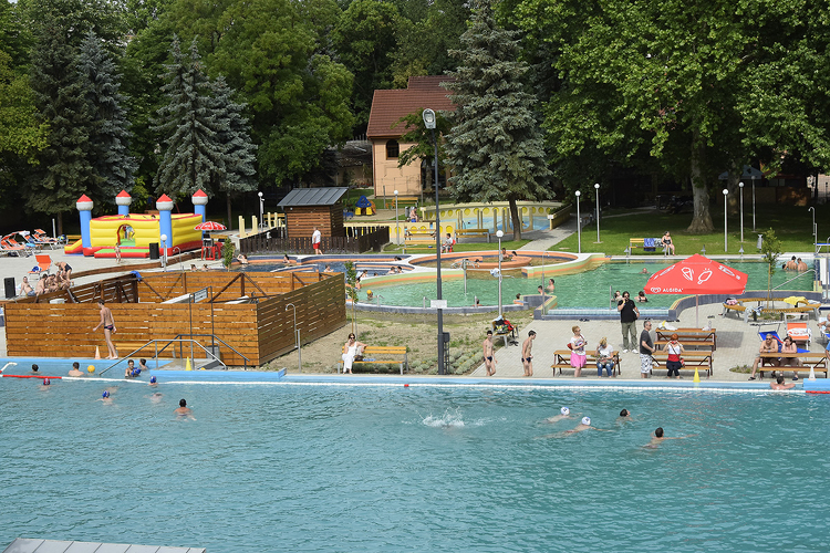 Közel egymilliárd forintos beruházás a csongrádi fürdőben