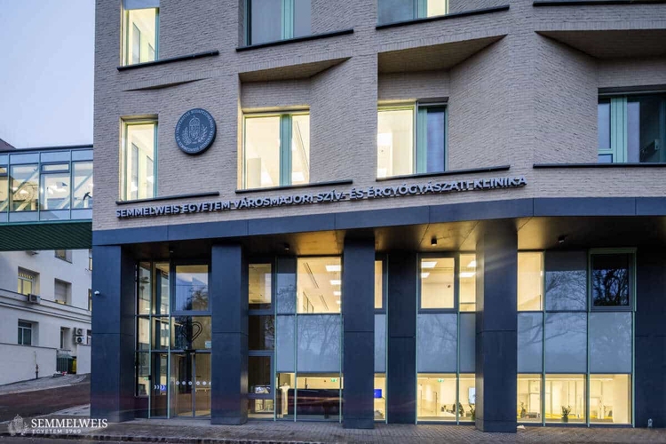 Hétszintes új szívgyógyászati központot adtak át a fővárosban