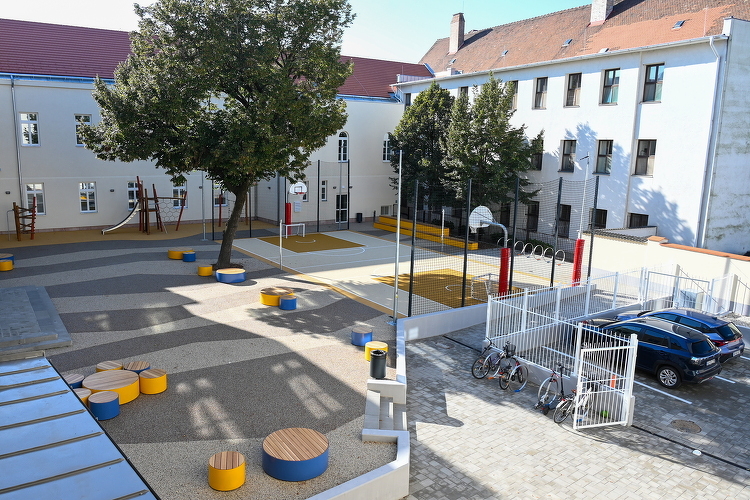 Alapkőletétel - Kilencszáz gyermek sportolási lehetőségét teremti meg az új tornacsarnok építése Győrben