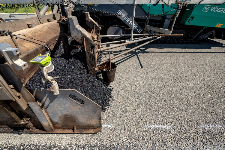 Az Árpád hídnál dolgozik útfelújításon a HE-DO