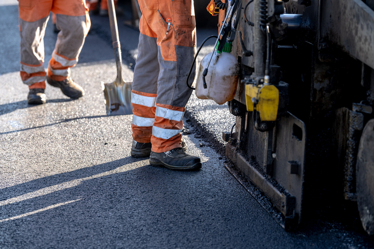 Új aszfaltréteget kapott a Kunbajai út egy szakasza Bácsalmáson