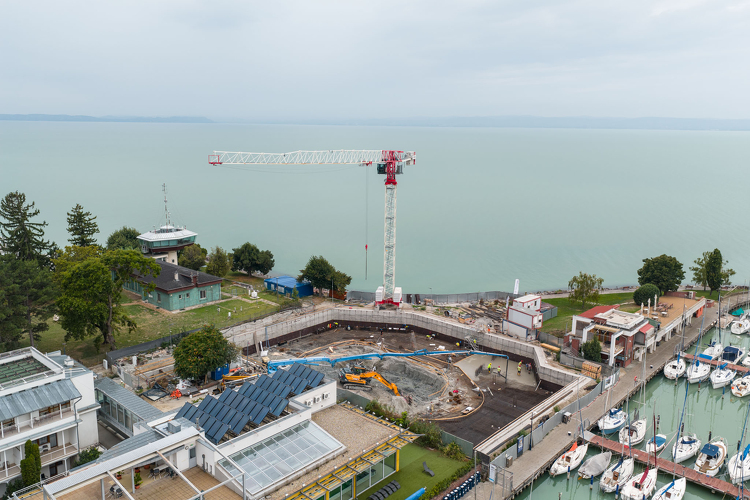 Fentről lefelé épül mélygarázs a Balaton-parton