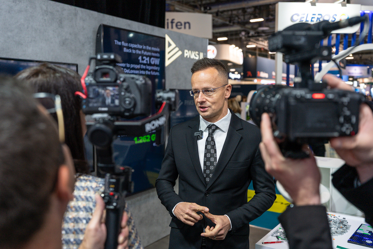 Felkerült a világtérképre a magyar atomenergia – Szijjártó Péter Párizsban nyilatkozott a Magyar Építőknek