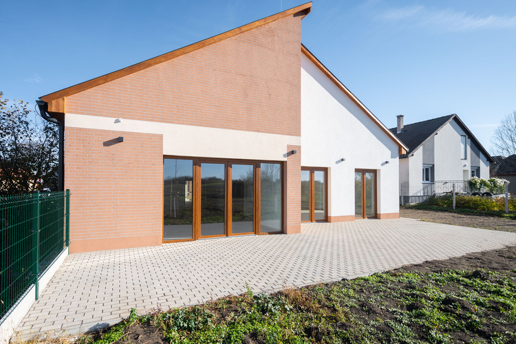 Cemix megoldásokkal készült téglamintás felületek teszik különlegessé az etei óvoda megjelenését