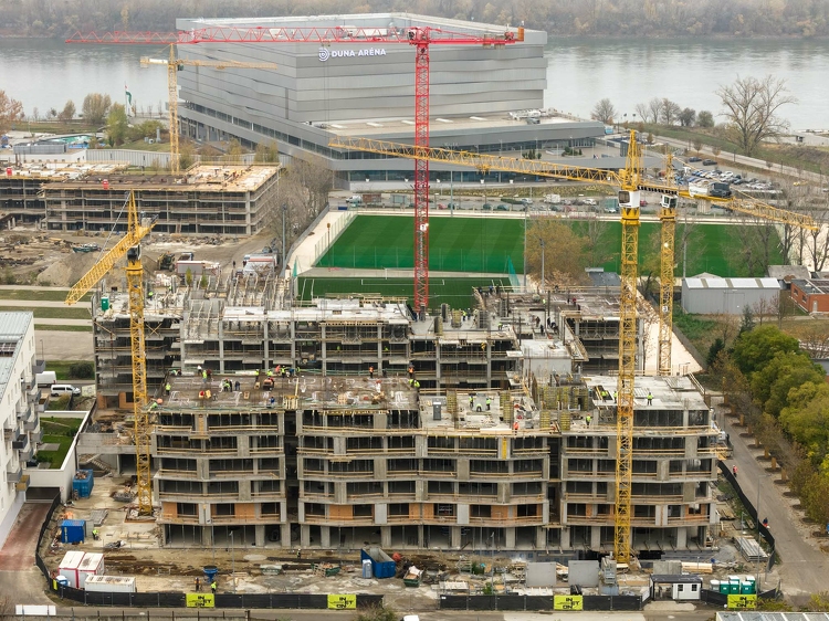 Így zajlik a XIII. kerület vízpart közeli lakófejlesztése: hamarosan befejeződik a szerkezetépítés