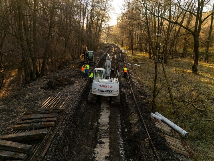 Jól halad a korszerűsítés az ország legforgalmasabb vasúti mellékvonalán