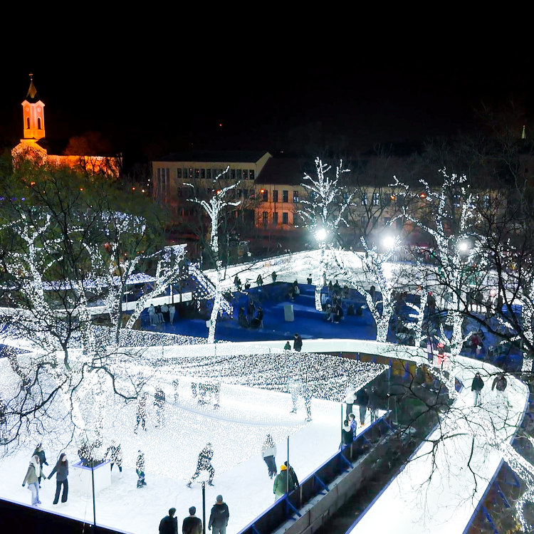 Kétszintes jégpályához emeltek ideiglenes szerkezetet