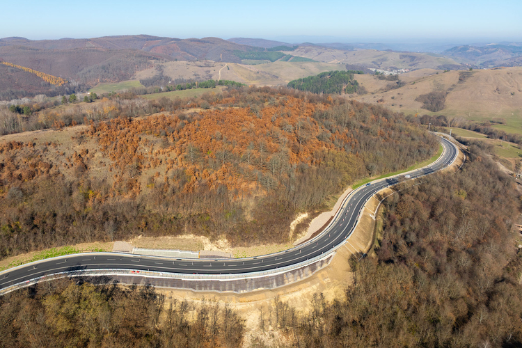 Tavasszal készül el a hegyvidéki környezetben vezető 25-ös út felújítása