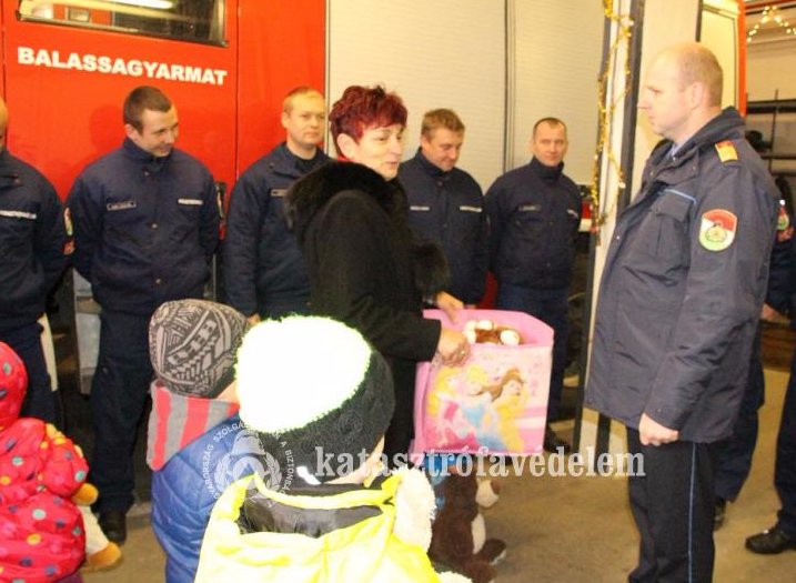 Plüssmackókat kaptak a Nógrád megyei tűzoltók 