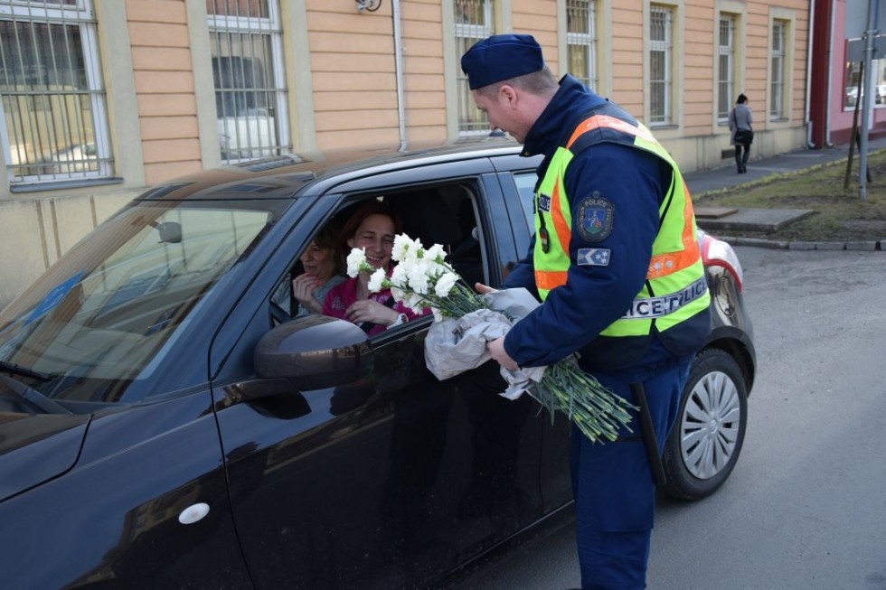 Virágot kaptak a szabályosan közlekedő hölgyek