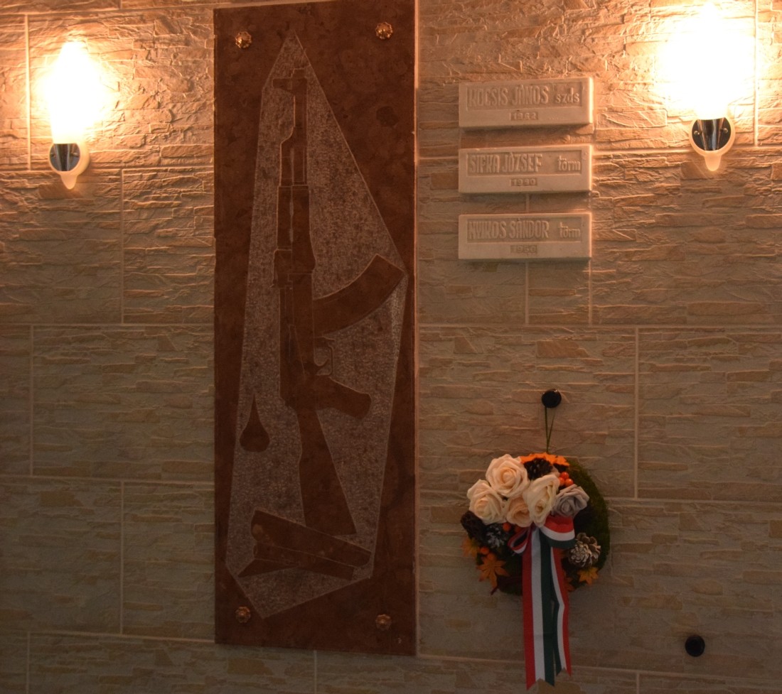 A rendőrség hősi halottaira emlékeztek a Nógrád Megyei Rendőr-főkapitányságon.