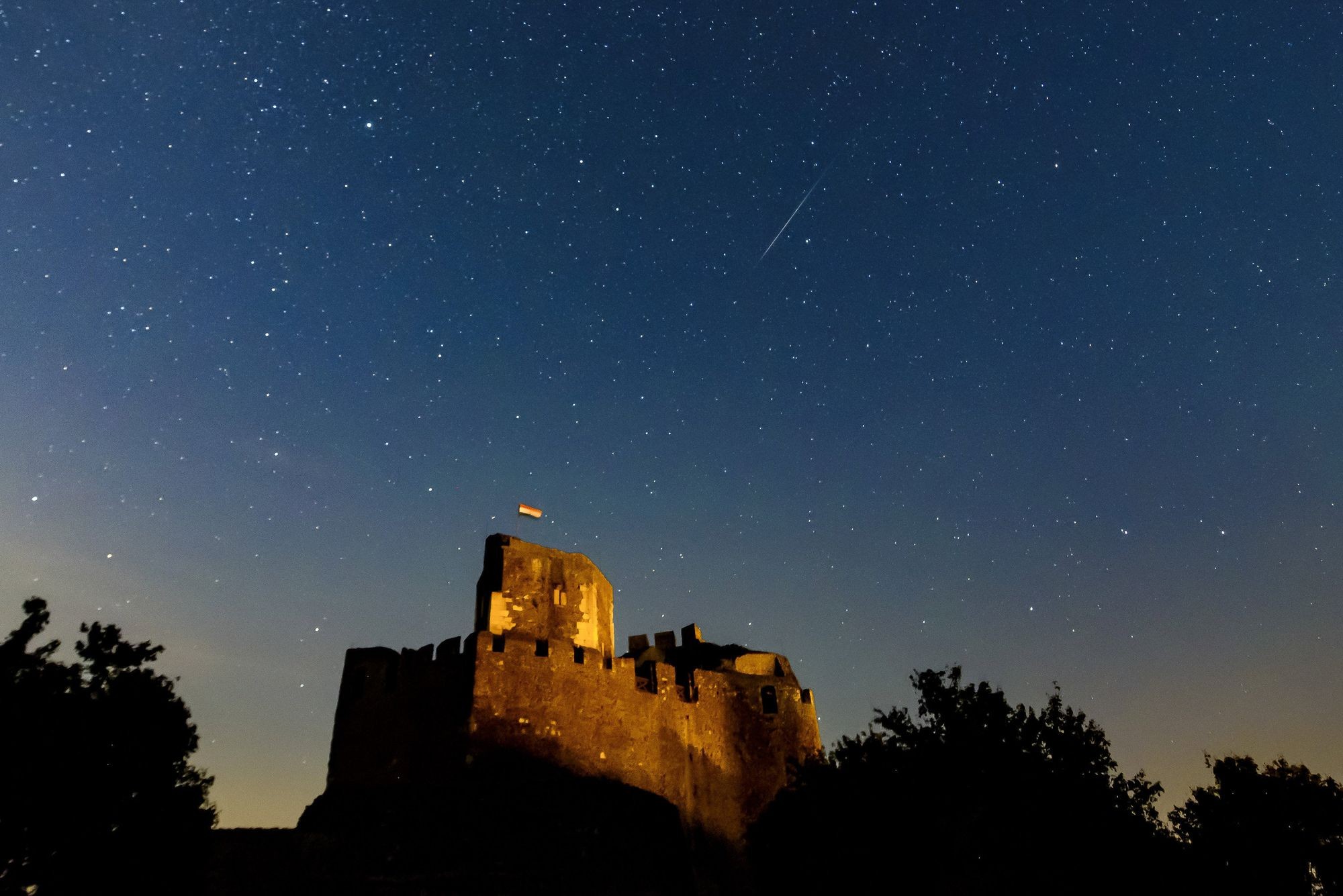 Meteor az égbolton a hollókői vár felett