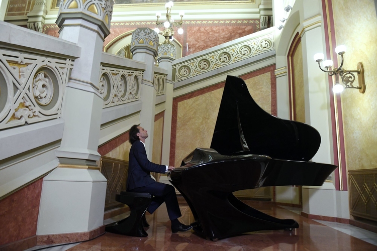 Húsz koncerten húsz műsorral lép fel Bogányi Gergely a 2020-as koncertturnéján