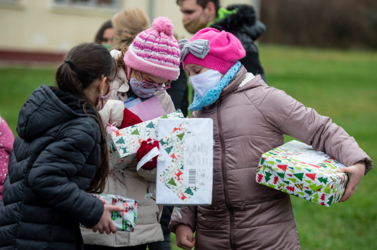 Iskolások készítette ajándékcsomagot juttat el rászoruló gyerekeknek a Máltai Szeretetszolgálat