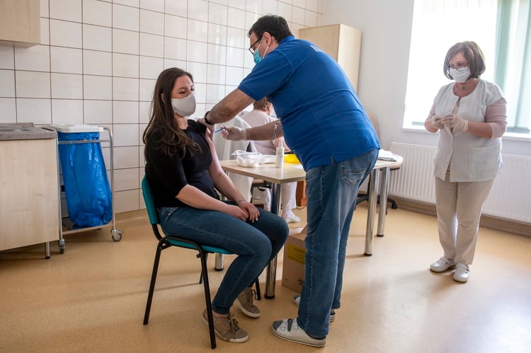 Koronavírus - Oltás a pásztói Margit Kórházban