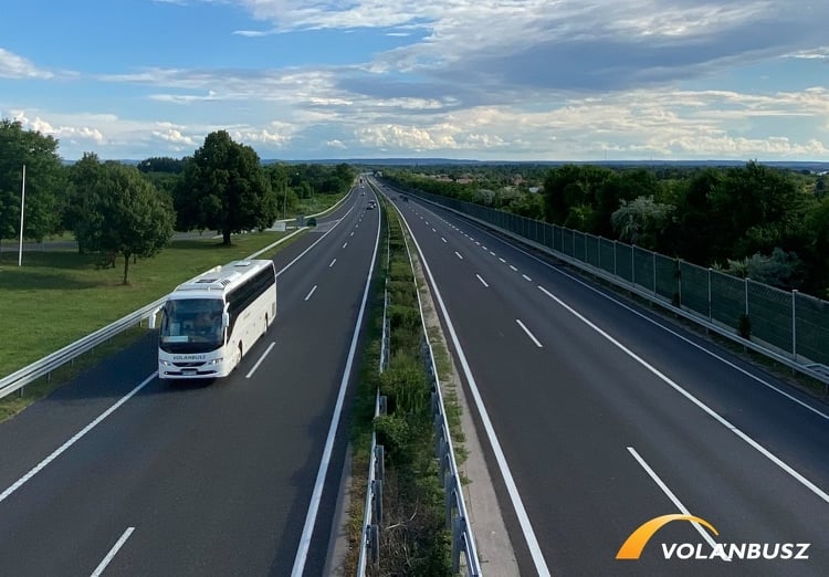 Új csuklós buszokat állítanak forgalomba Nógrád megyében