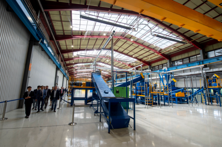 Száz új munkahelyet teremt a SungEel HiTech bátonyterenyei gyára