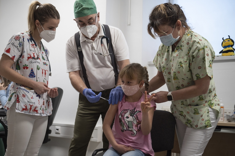 Koronavírus - Megkezdődött az 5-11 éves gyerekek oltása Salgótarjánban