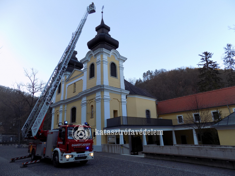 Törött keresztet emeltek le a tűzoltók a bazilika tornyáról