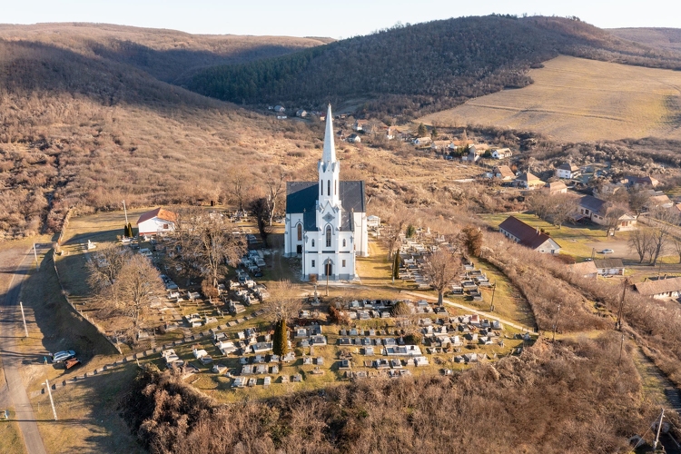 Felújított katolikus templomot adtak át Nógrádszakálon