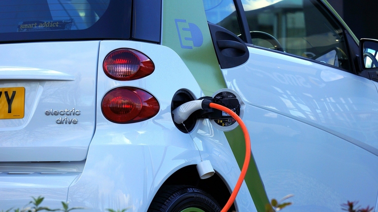 Energiahivatal: tavaly 57 százalékkal több áramot töltöttek autóikba a nyilvános töltőállomásokon a magyarok