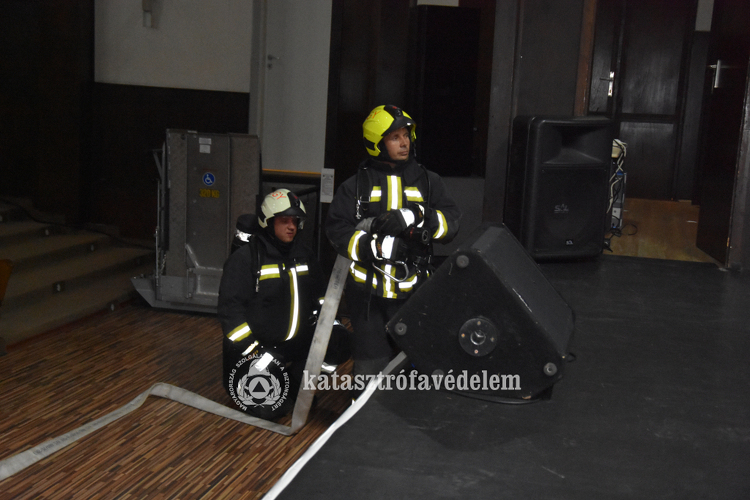 Tűzoltók gyakorlatoztak a szécsényi művelődési központban