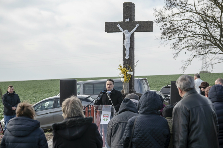 Felújított út menti feszületet adtak át a Nógrád vármegyei Héhalomban