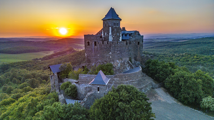 Borkóstoló, naplemente - mindez  Hollókő Várában