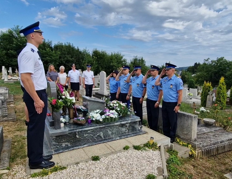 Néma tiszteletadással emlékeztek meg kollégájukról a rendőrök