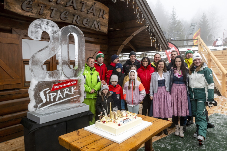 Jégszoboravatással ünnepelték a mátraszentistváni Sípark 20. születésnapját