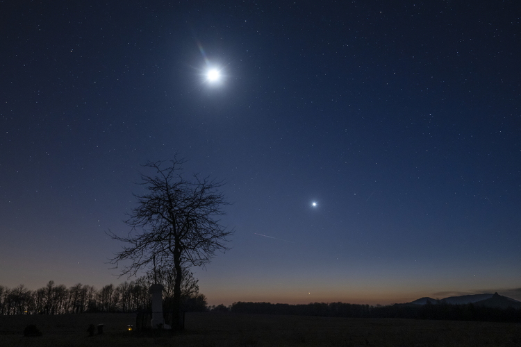 A Jupiter, a Hold és a Vénusz együttállása 