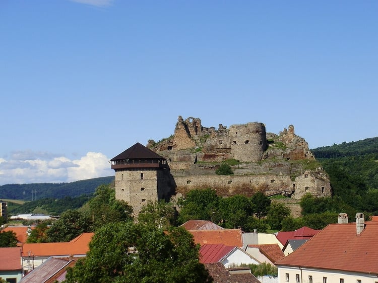 Kiállítással nyitják meg a turistaidényt a füleki várban